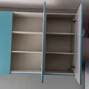 ארון מטבח פתוח עם דלתות תכלת ומדפים ריקים