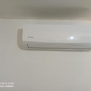 יחידת מיזוג אוויר מותקנת על קיר לבן