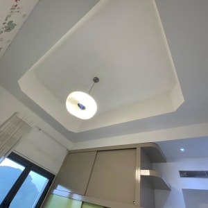 תקרה משופצת עם תאורה חדשה וחלון גדול