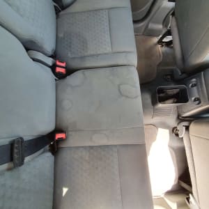 מושבי רכב עם כתמי לכלוך לפני ניקוי