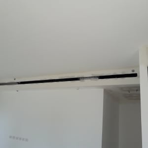 תקרת גבס עם פתחי אוורור מותקנים