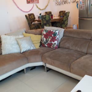 כריות נוי על ספה חומה בסלון ביתי