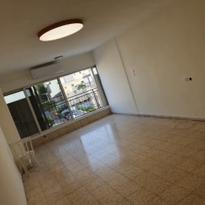 חדר ריק עם רצפה נקייה ומבריקה