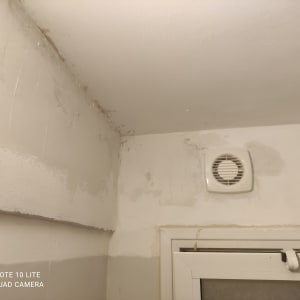 מאוורר קיר לבן מותקן על קיר לבן