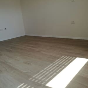 רצפת פרקט עץ בהירה בחדר ריק