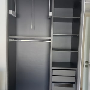 ארון בגדים עם מדפים ומוטות תלייה