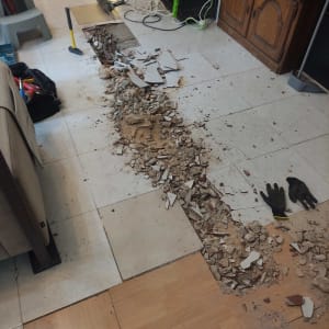 כלים לעבודת אינסטלציה, פטיש, כפפות, רצפה שבורה