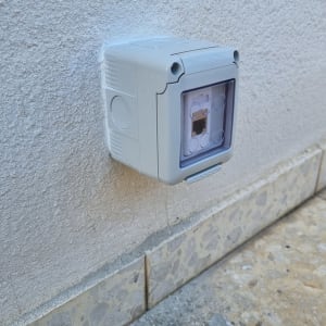 שקע רשת מותקן על קיר חיצוני