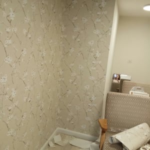 קיר עם טפט פרחוני, גלילי טפט על כיסא