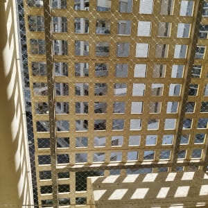 רשת מתכת למניעת כניסת יונים במרפסת