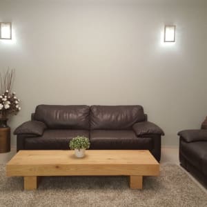 קיר צבוע בגוון אפור בהיר עם תאורה עליונה