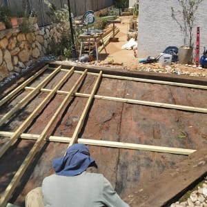 בניית מסגרת עץ בגינה עם כלי עבודה