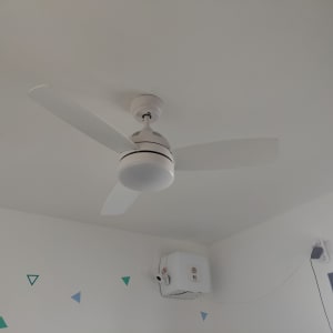 מאוורר תקרה לבן ומחמם מים חשמלי