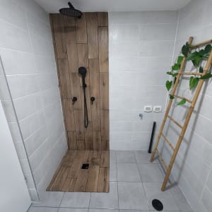 מקלחת עם אריחי עץ וכלים סניטריים חדשים