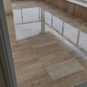 רצפה נקייה ומבריקה במרפסת עם חלונות גדולים