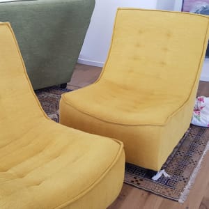 שני כיסאות צהובים על שטיח