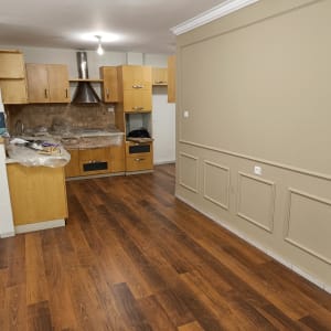 רצפת פרקט עץ כהה בחדר עם קירות בהירים