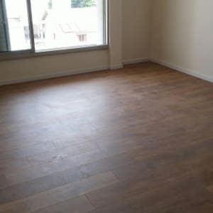 רצפת פרקט עץ בחדר ריק עם חלון