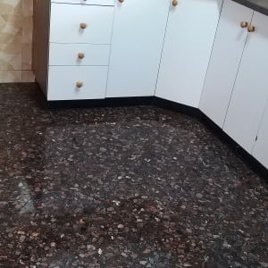 רצפה נקייה במטבח עם ארונות לבנים