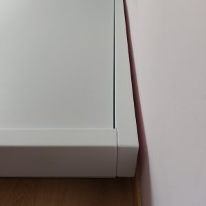 חלק עליון של רהיט לבן ליד קיר