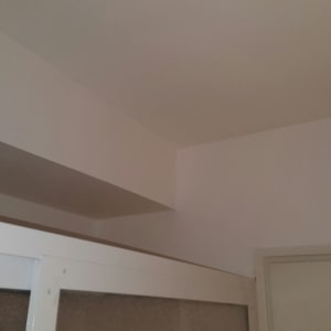 קיר ותקרה צבועים בלבן עם מסגרת דלת