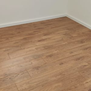 רצפת פרקט עץ בחדר ריק עם קירות לבנים