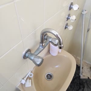 ברז כיור עם חלקי אינסטלציה וכלים