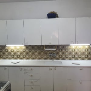 שיש לבן במטבח עם אריחים מעוצבים