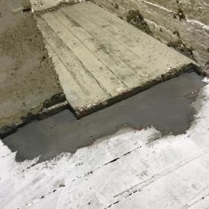 רצפת בטון בתהליך שיפוץ עם טיח חדש