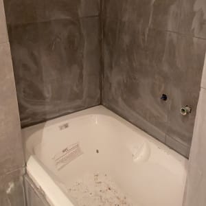 אמבטיה מותקנת עם אריחים חדשים על הקירות