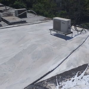 גג אטום בחומר לבן עם מזגן וצינורות