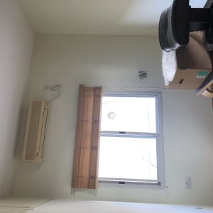 קיר צבוע בצבע בהיר עם חלון קטן