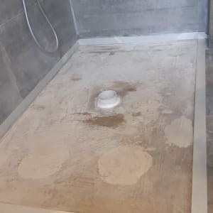 רצפת מקלחת עם חומר איטום סביב הניקוז