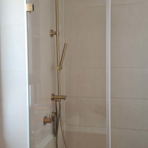 מקלחת עם ראש מקלחת ומוט זהב