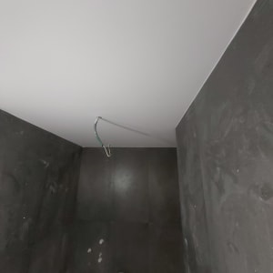 תקרה מגבס עם חוט חשמל משתלשל