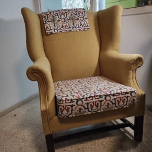 כורסה עם ריפוד דקורטיבי בצבעים שונים