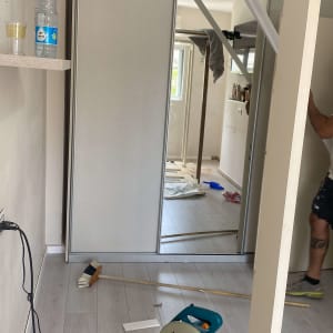 מסור חשמלי על רצפת פרקט עם מטאטא