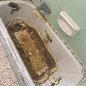 אמבטיה ישנה עם חלודה וקצף בידוד