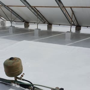 גג אטום עם צינורות ומיכל מתכת