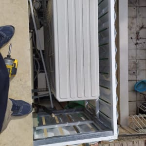 יחידת מיזוג אוויר על מסגרת אלומיניום