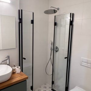 מקלחון זכוכית עם ראש מקלחת עגול ומודרני