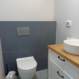 שירותים מודרניים עם כיור עגול ושיש עץ