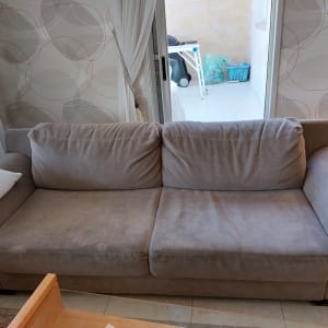 ספה אפורה עם כרית לבנה בחדר מגורים