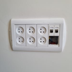 שקעי חשמל ותקשורת על קיר לבן