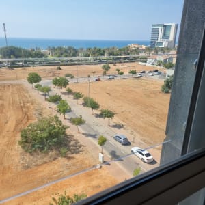 נוף דרך חלון זכוכית עם נוף לים