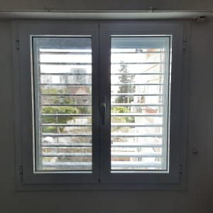 חלון אלומיניום עם תריסים אופקיים