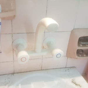 ברז מים עם ידיות חמות וקרות