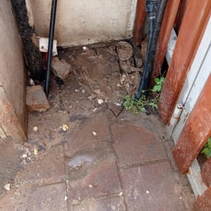 צנרת מים עם מד מים וחיבורים