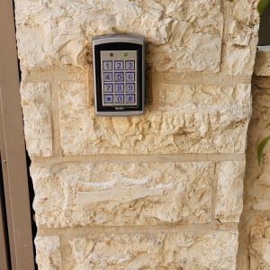 לוח מקשים של אינטרקום מותקן על קיר אבן