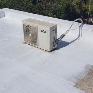 יחידת מיזוג אוויר על גג אטום בלבן